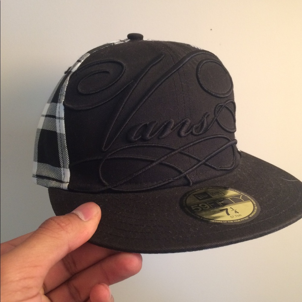 New Era Vans calligraphy fitted hat. 7 1/4